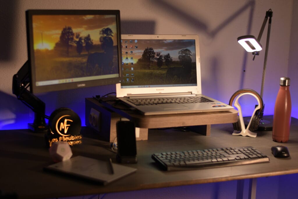 Stationd e bureau avec prises en option avec glissières. Approcher l'ordinateur à la bonne hauteur, garder de la visibilité sans encombrer l'espace de travail. Eclairage intégrée.