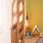 Notre valet de chambre mural a été développé pour des petites chambres, où la distance entre le lit et le mûr est un vrai facteur limitant. Sans encombrer au sol, il ne prend que 15 centimètres et ne gêne absolument pas le passage.